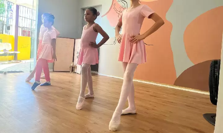 Casa de artes oferta aula gratuita de balé para crianças em Manaus