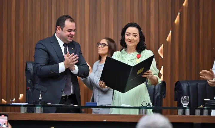 Desembargadora do TJAM, Onilza Abreu, recebe a Medalha Ruy Araújo na ALE