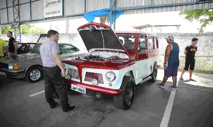 Em parceria com clube de carros, Detran Amazonas realiza serviços para terceira exposição de veículos antigos