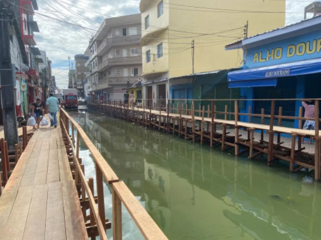 Cheia já muda rotina de moradores e comerciantes no Centro de Manaus