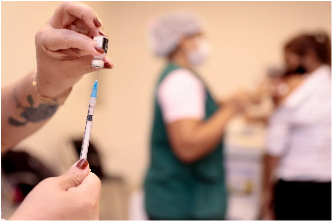 Amazonas começa a aplicar 4ª dose da vacina contra Covid-19 em jovens com 18 anos ou mais