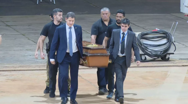 Bruno Pereira e Dom Phillips: avião com restos mortais chega a Brasília