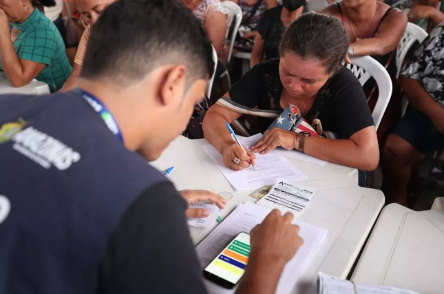 Cartão 'Auxílio Estadual Enchente' é disponibilizado para 40 mil famílias afetadas pela cheia no AM