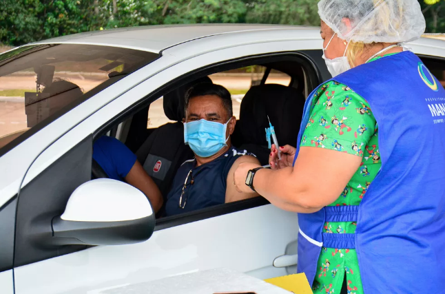 Após alta de casos, Manaus vai reativar drive-thru de vacinação contra a Covid