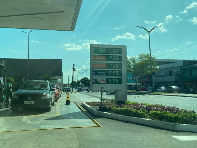 Litro da gasolina cai para R$ 5,99 em Manaus após redução do ICMS