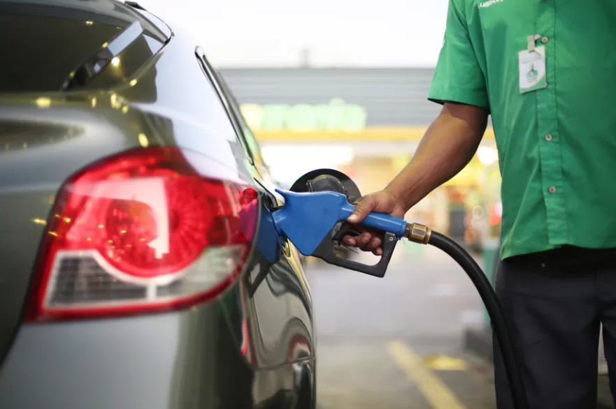 Petrobras reduz preço da gasolina de novo. Combustível já caiu 19% desde julho