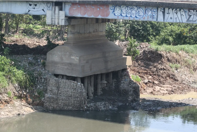 Ponte de acesso entre Boulevard e Compensa 'não apresenta risco iminente de desabamento', diz Prefeitura de Manaus
