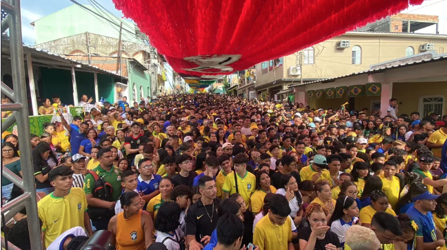 Em Manaus, 'Rua da Copa' recebe multidão de torcedores na estreia do Brasil