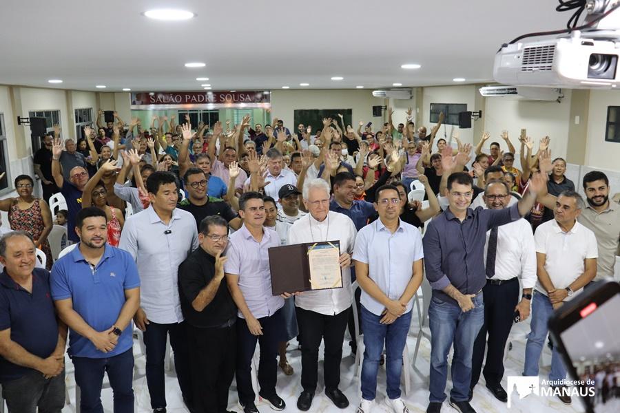 ARQUIDIOCESE DE MANAUS ASSINA ESCRITURA DE TERRENO, DO BAIRRO SÃO RAIMUNDO, PARA REGULARIZAÇÃO FUNDIÁRIA PELA PREFEITURA NA CAPITAL