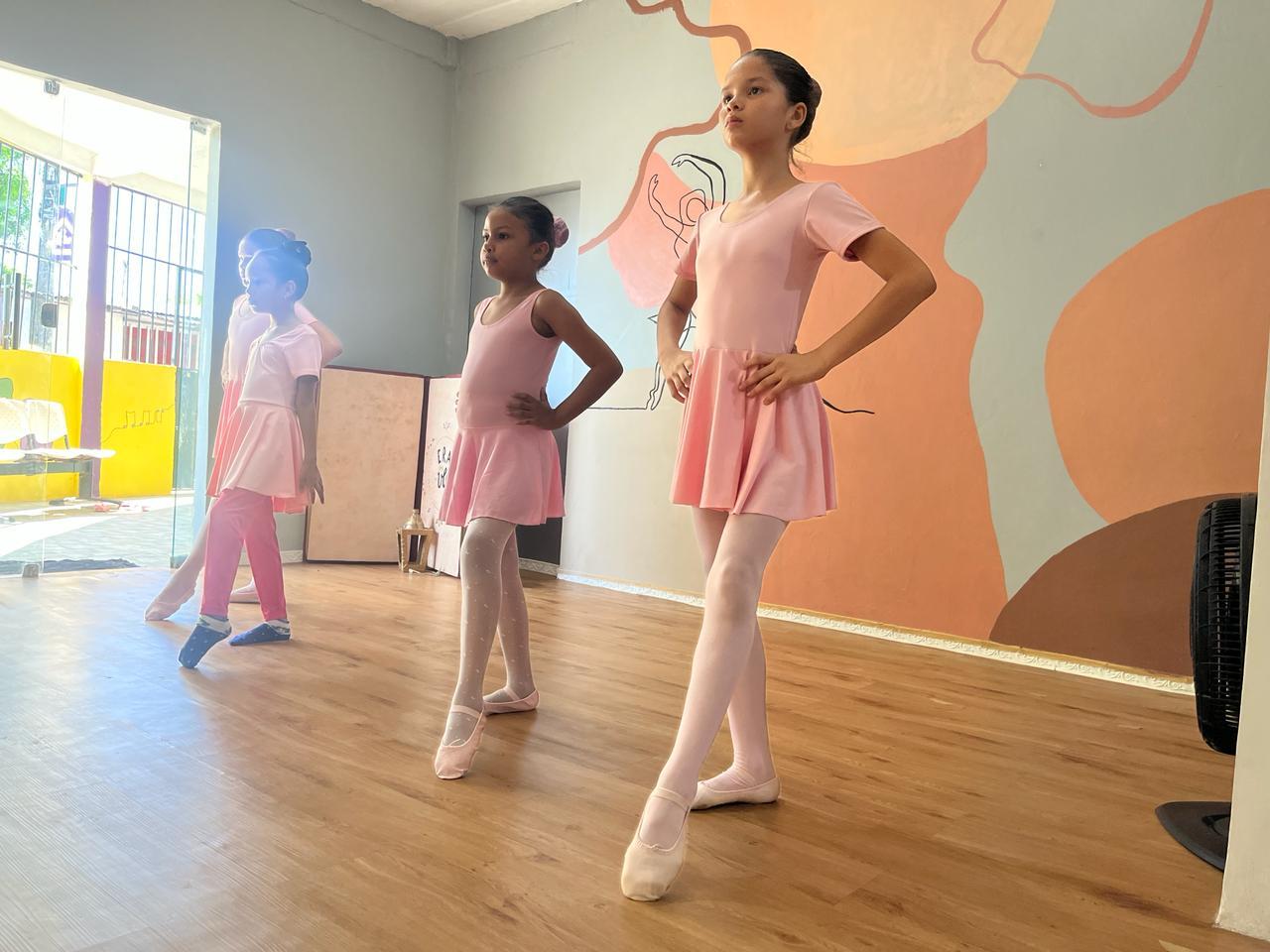 Casa de artes oferta aula gratuita de balé para crianças em Manaus