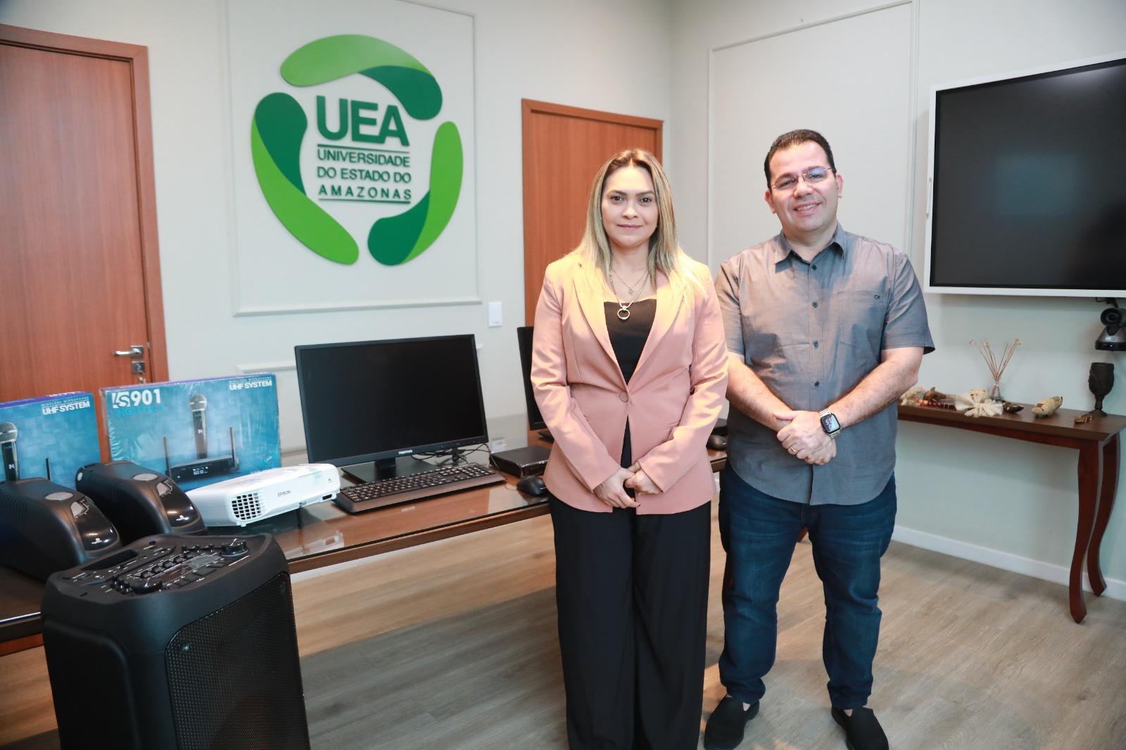 Deputado Wilker Barreto acompanha parte da entrega de equipamentos destinados à UEA de Jutaí, fruto de emenda parlamentar de sua autoria