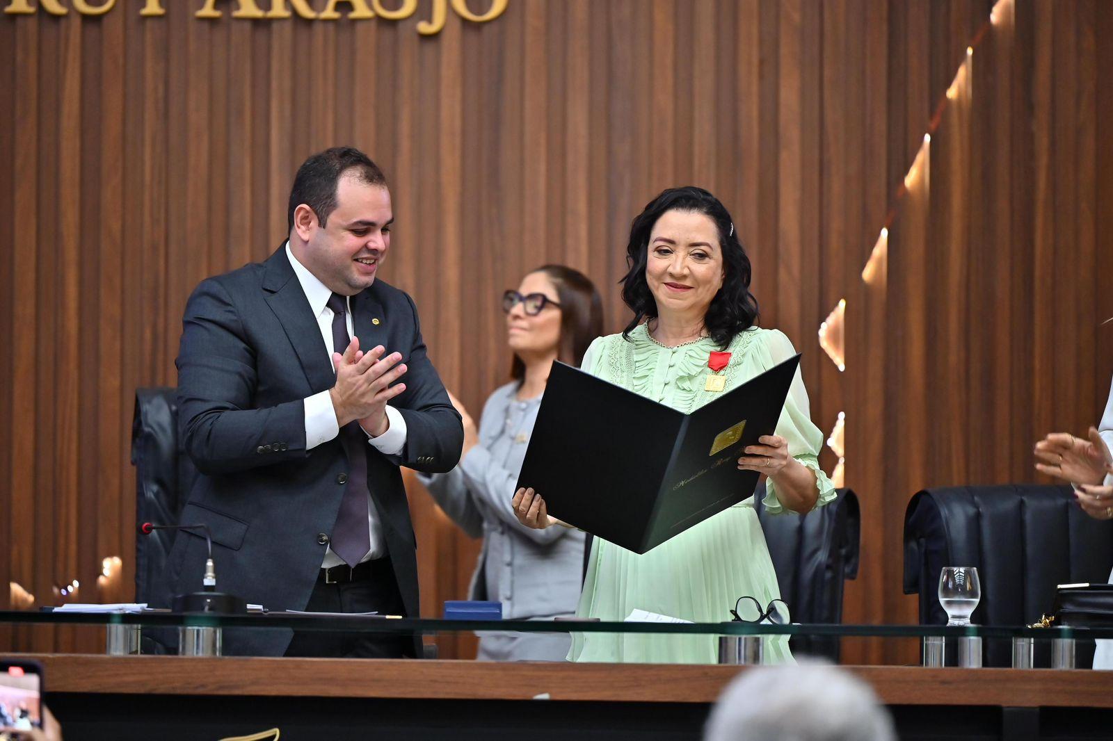 Desembargadora do TJAM, Onilza Abreu, recebe a Medalha Ruy Araújo na ALE