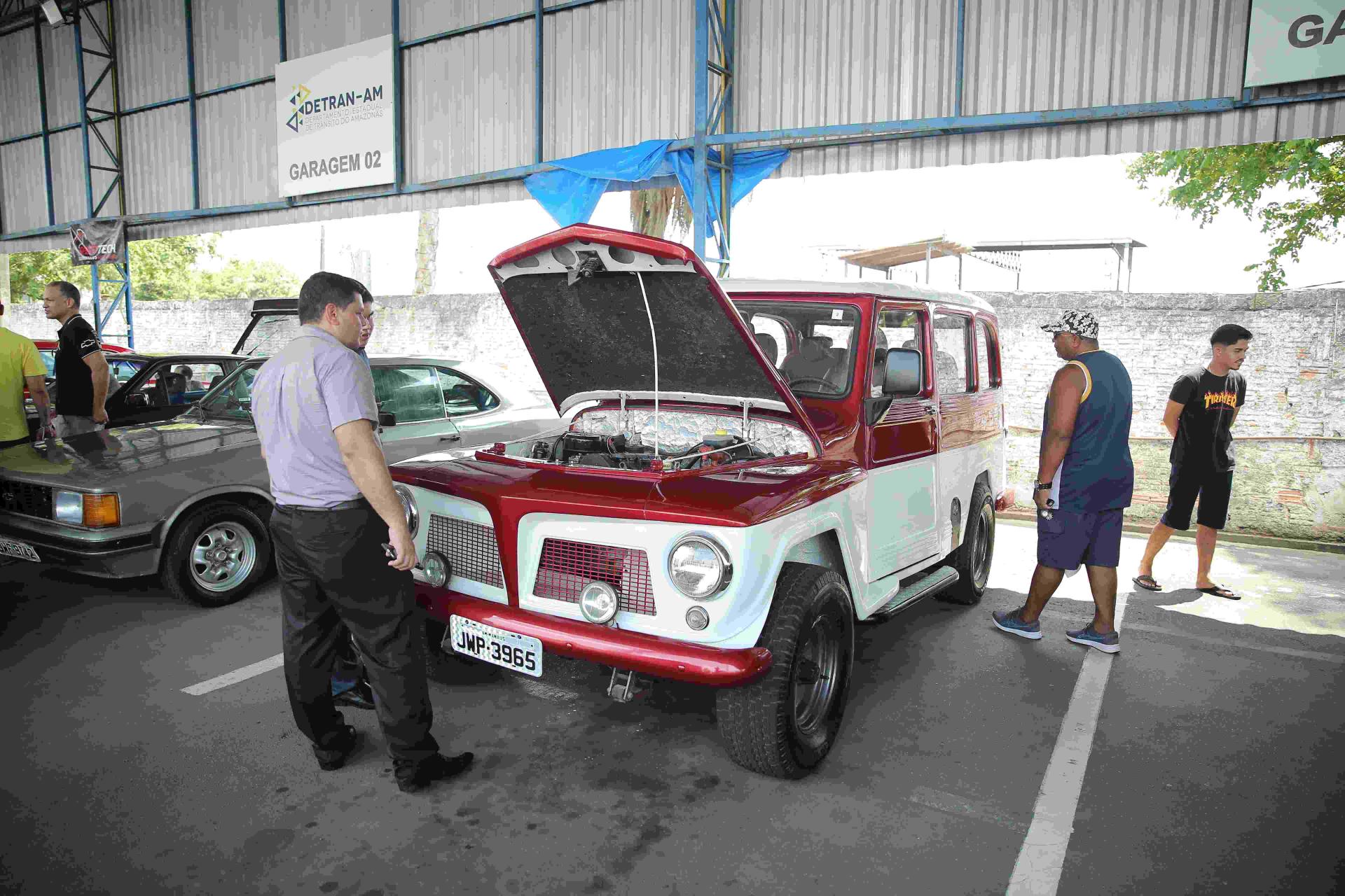 Em parceria com clube de carros, Detran Amazonas realiza serviços para terceira exposição de veículos antigos