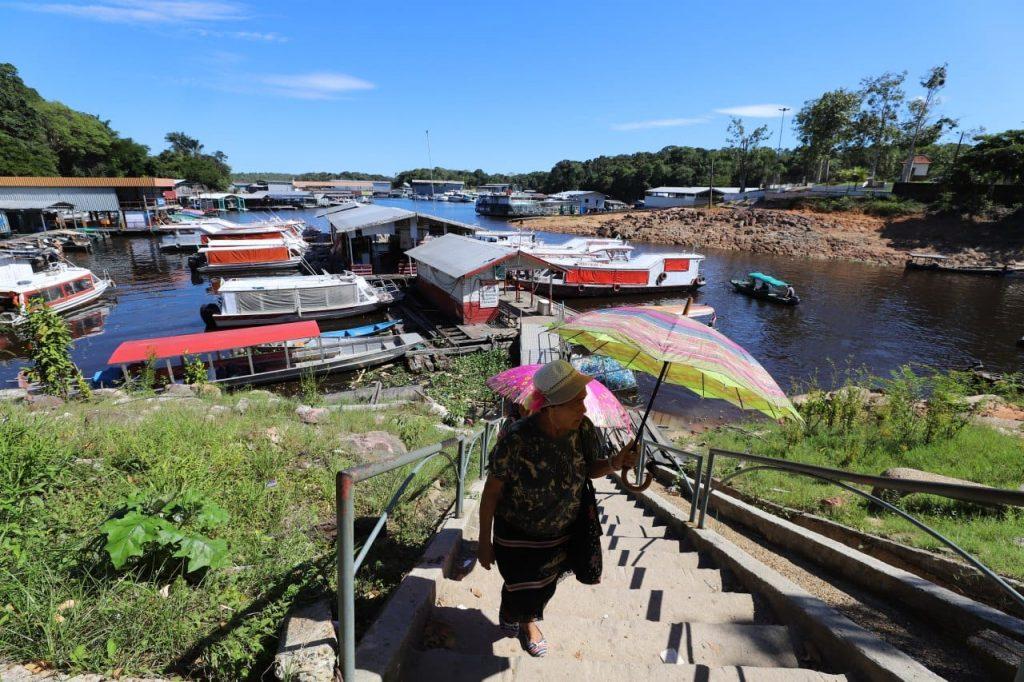 Famílias que moram em flutuantes acionam Defensoria para suspender retirada de estruturas em Manaus