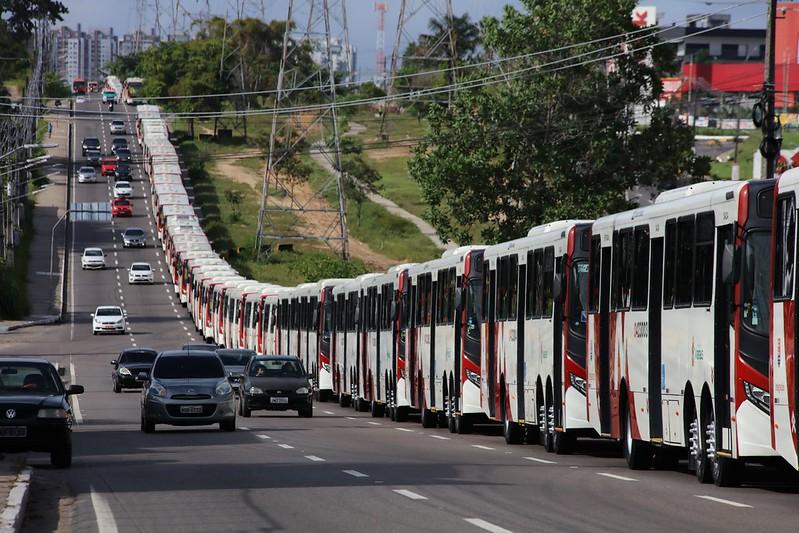 Prefeito entrega 50 novos ônibus, ampliando para 367 a renovação da frota do transporte público em Manaus